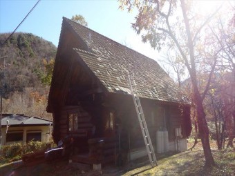 木の屋根材が剥がれた現場