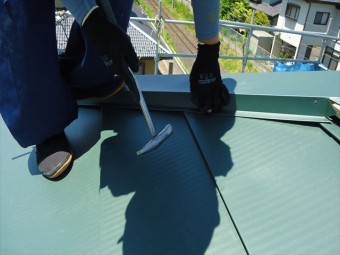 棟板金のカラー釘固定