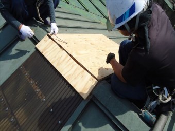 棟にかかる部分も合板で覆います。