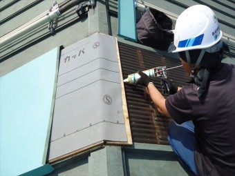 波板とコンパネの隙間をコーキング