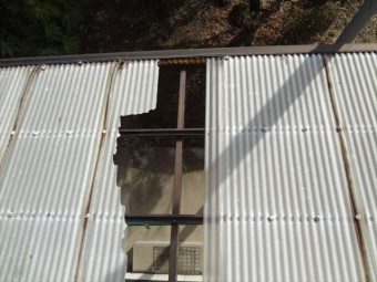 塩ビ波板屋根に穴