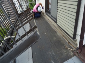 バルコニー壁際板金解体