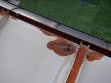 トタン屋根の軒先の錆穴