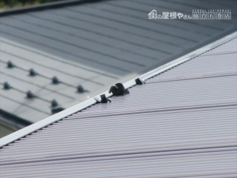 ポリカ小波板ビスズレ箇所
