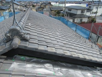 瓦屋根ハイシルバー色
