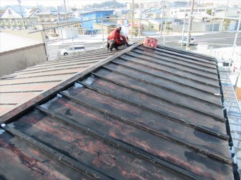 既存瓦棒葺きトタン屋根の解体
