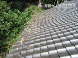 復旧工事前の破損した屋根