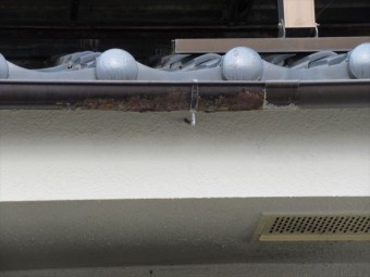 鉄製軒樋のサビ