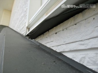 雨押えの亀裂から雨漏り