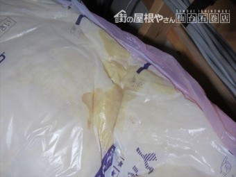 断熱材に染み出した雨漏りの跡