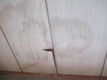 1階天井まで染みてしまった雨水