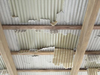 波トタン裏の断熱材の剥がれ