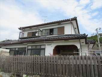 雨樋の調査を行う現場