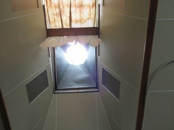 工場内部から見上げた煙突の穴