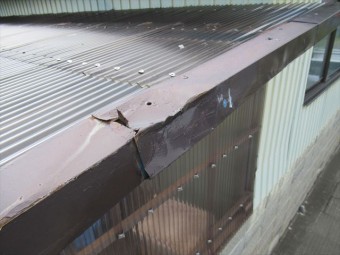 トラックで破損したケラバ包み