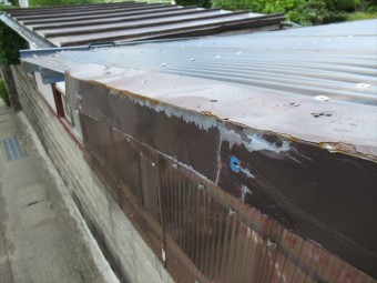 トラック接触でケラバ損傷