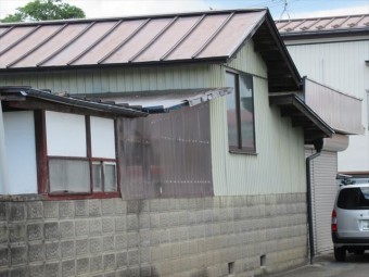 トラック接触でポリカ損傷