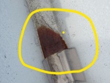 雨漏り補修箇所のつなぎ目の錆び