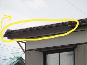 強風で折れ曲がった軒樋