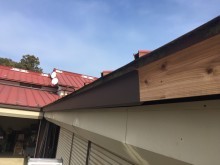 破風板金包み取り付け中