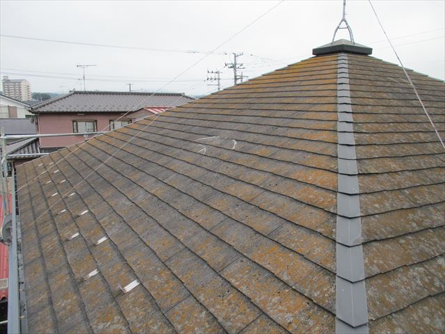 カバー工事前の劣化したコロニアル屋根