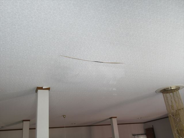 雨漏りで歪んだ天井