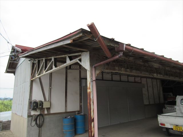 登米市迫町│農業用倉庫の屋根にトラックが接触、破損してしまった雨樋の調査