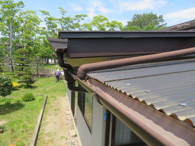 仙台市泉区将監｜雨樋の排水不良を調査|点検中に他の不具合も発見