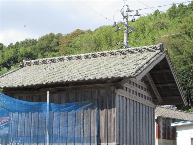 葺き替える蔵の屋根
