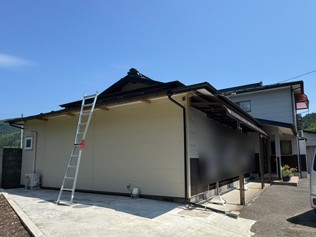 建物外観とはしご設置